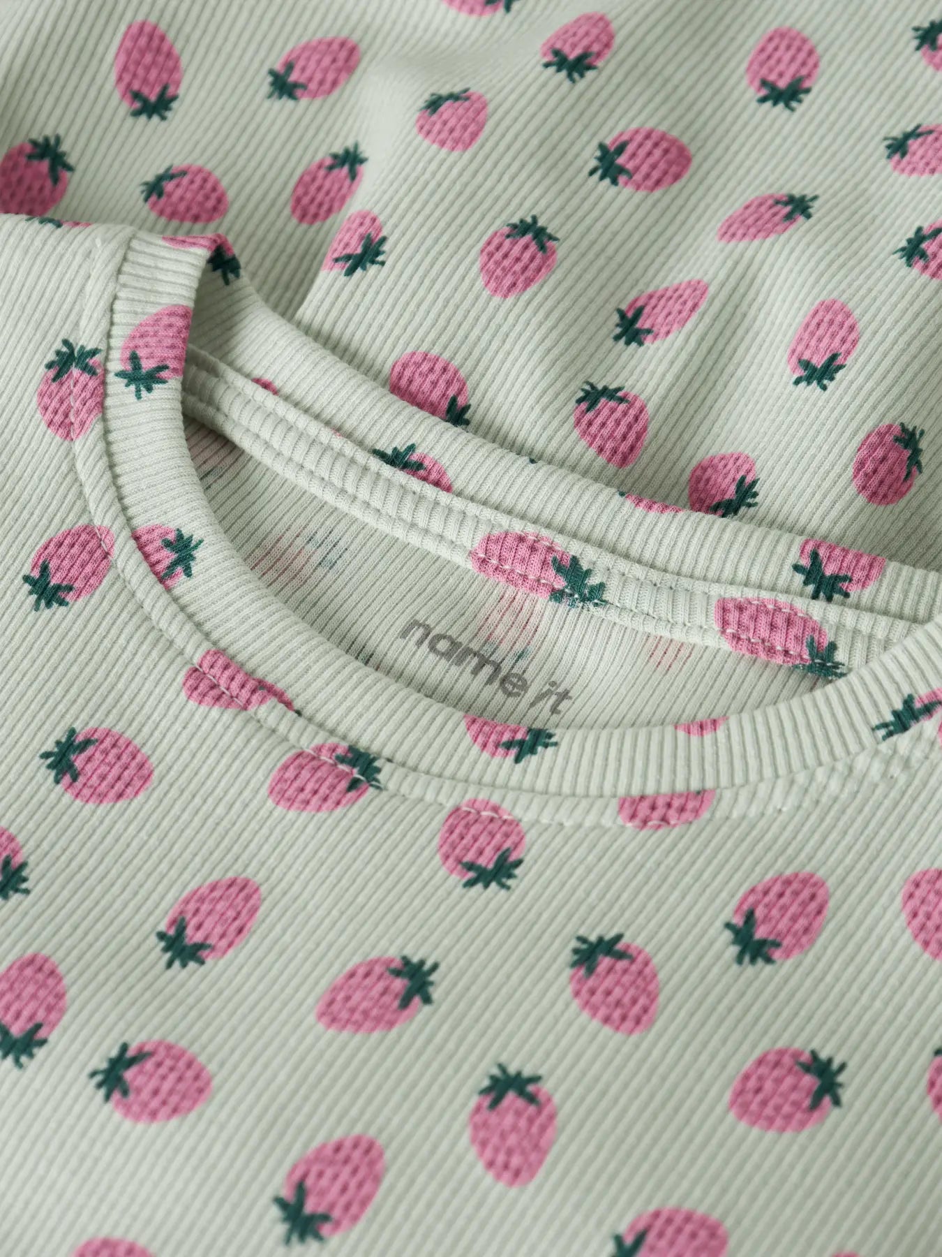 Name It ribbimekko – Pale Aqua Strawberries