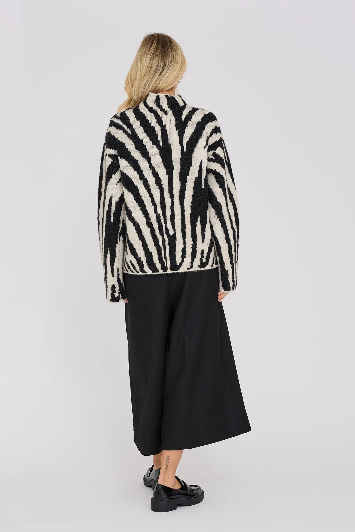 A-View Zebra Knit Pullover – Black / Off White