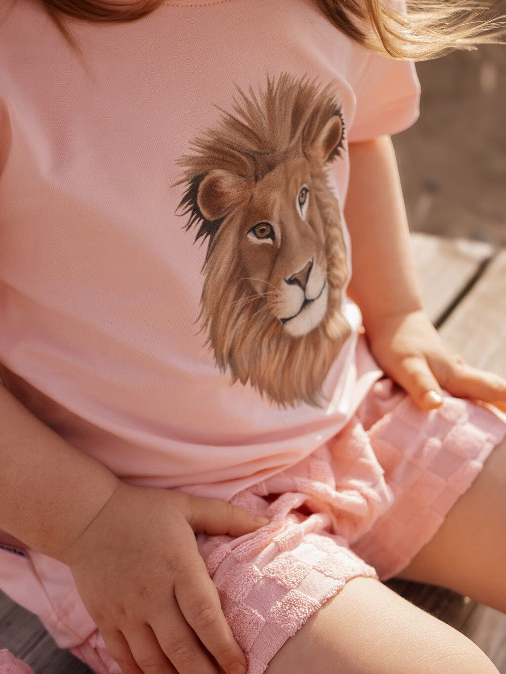 Metsola - Lion Placement -T-Paita | Pinkie