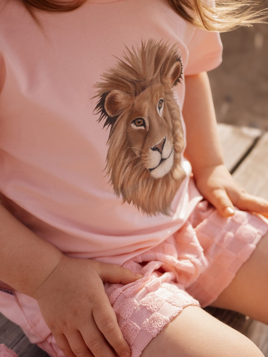 Metsola - Lion Placement -T-Paita | Pinkie