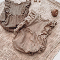 Babystyling - Summer ruffle playsuit pointelle - beige - Luna Living