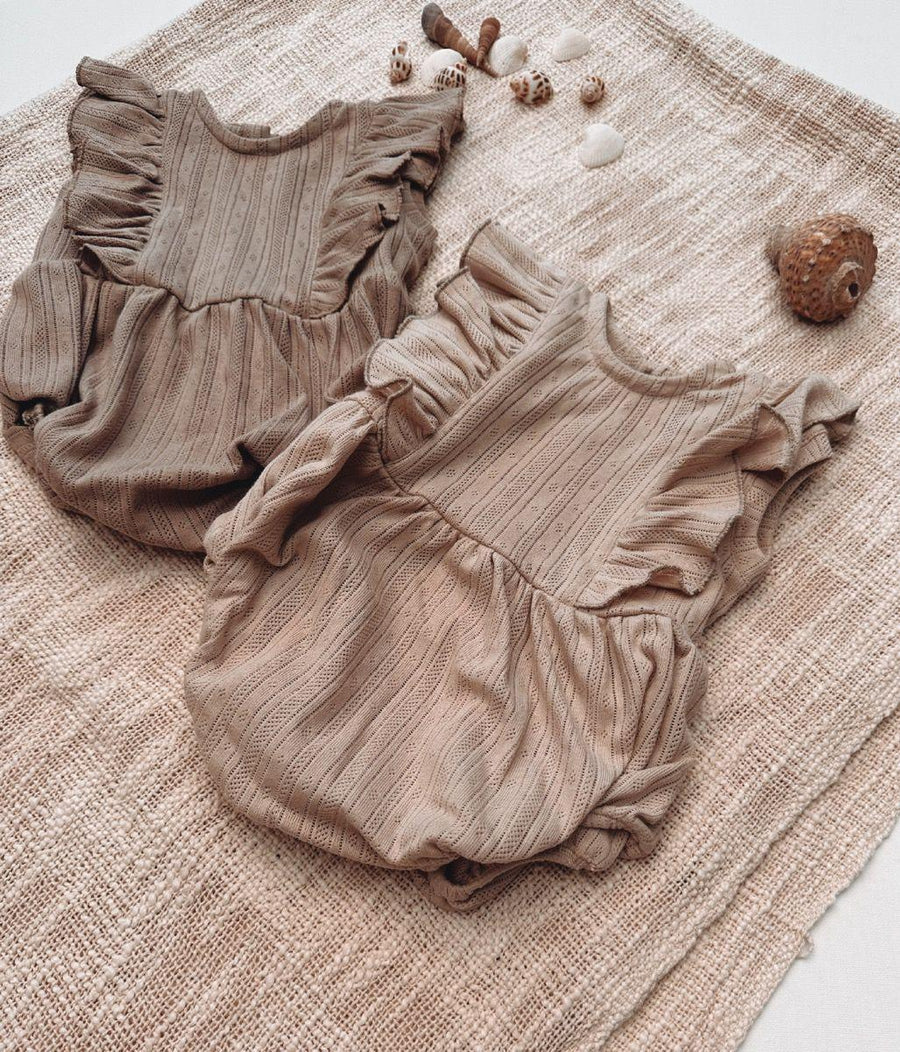 Babystyling - Summer ruffle playsuit pointelle - beige - Luna Living